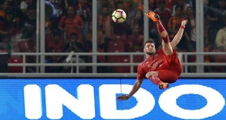 Pemain persija jakarta marko simic saat tendangan salto