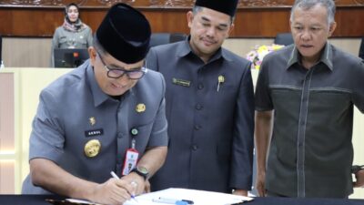 Tok! DPRD Kaltim Sahkan Ranperda Pajak Daerah dan Retribusi Daerah Menjadi Perda