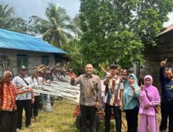 Seno Aji, Salurkan Bantuan Traktor Tangan untuk Petani di Kukar