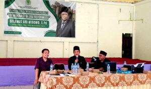 Selamat Ari Wibowo (Anggota DPRD Kaltim membuka acara Penguatan Demokrasi Daerah)