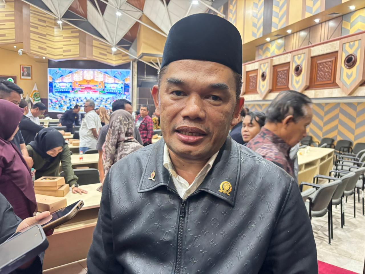 Hasanuddin Mas’ud Ketua DPRD Kaltim saat diwawancara awak media