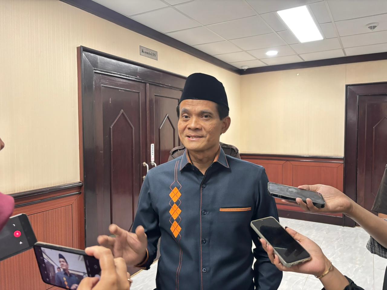 Ketua Badan Kehormatan DPRD Kaltim, Subandi, usai rapat pada Selasa (25/11/2025)